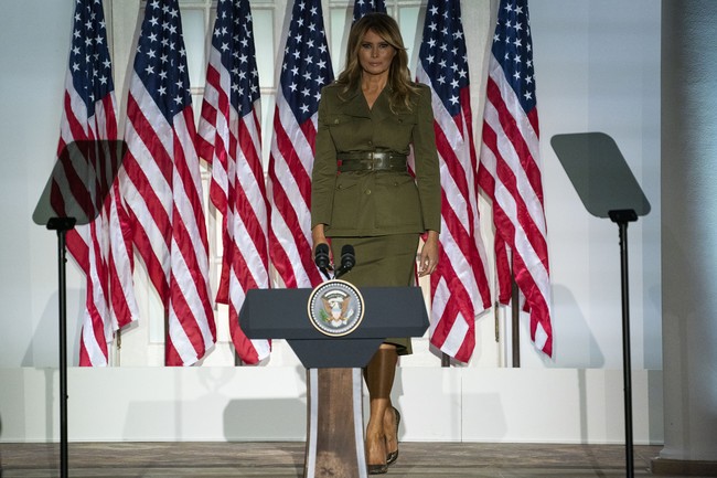 Dengan sorotan yang tertuju padanya, Melania pun memastikan penampilannya harus maksimal di kesempatan istimewa tersebut. Pilihan eks model tersebut lantas jatuh pada blus hijau army bergaya militer dari Alexander McQueen. (Foto: AP/Evan Vucci)