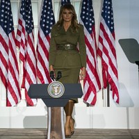 Dengan sorotan yang tertuju padanya, Melania pun memastikan penampilannya harus maksimal di kesempatan istimewa tersebut. Pilihan eks model tersebut lantas jatuh pada blus hijau army bergaya militer dari Alexander McQueen. (Foto: AP/Evan Vucci)
