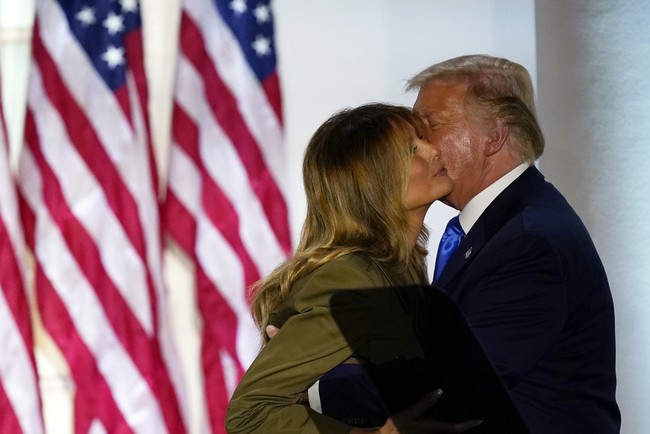 Wolf Blitzer, presenter berita di CNN, media yang selama ini dimusuhi Presiden Trump, memberi apresiasi kepada Melania atas simpatinya tersebut. Ibu Negara menyampaikan sesuatu yang menurut saya tidak dilakukan oleh pembicara lain selama dua hari terakhir di Konvensi Nasional Partai Republik. Ia berbicara dengan lugas dan menggugah tentang krisis nomor satu yang sedang dihadapi AS saat ini: pandemi virus Corona, kata Wolf. (Foto: AP/Evan Vucci)