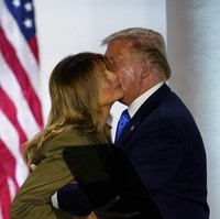 Wolf Blitzer, presenter berita di CNN, media yang selama ini dimusuhi Presiden Trump, memberi apresiasi kepada Melania atas simpatinya tersebut. Ibu Negara menyampaikan sesuatu yang menurut saya tidak dilakukan oleh pembicara lain selama dua hari terakhir di Konvensi Nasional Partai Republik. Ia berbicara dengan lugas dan menggugah tentang krisis nomor satu yang sedang dihadapi AS saat ini: pandemi virus Corona, kata Wolf. (Foto: AP/Evan Vucci)