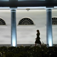Melania Trump menunjukkan batang hidungnya di hari kedua Konvensi, Selasa (25/8/2020) malam waktu setempat. Kehadiran Melania sangat dinantikan karena terakhir kali berpidato di acara yang sama empat tahun lalu, ia dituduh menjiplak pidato Michelle Obama. Perempuan 50 tahun tersebut menyampaikan pidatonya di Rose Garden yang berada di halaman Gedung Putih, Washington D.C.. (Foto: AP/Evan Vucci)