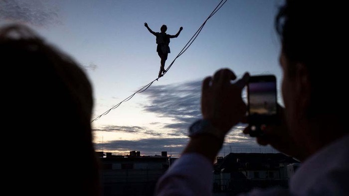 Melihat Aksi Seniman Berjalan di Atas Tambang Langit Praha PRAGUE, CZECH REPUBLIC - AUGUST 25: Artists perform an acrobatic performance of the literary fairy tale