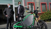 Menteri Transportasi Jerman Andreas Scheuer (tengah) melihat motor listrik eRockit.