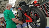 Seorang pekerja memeriksa sistim kelistrikan motor eRockit di fasilitas produksi eRockit di Hennigsdorf, Jerman, pada 25 Agustus 2020.