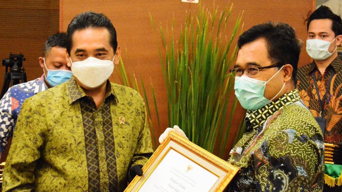 Menteri Perdagangan Agus Suparmanto memberikan langsung penghargaan tersebut kepada Direktur SDM dan Umum Perum BULOG Bagya Mulyanto yang mewakili Dirut Perum BULOG Budi Waseso, di kantor Kementerian Perdagangan, Jakarta.