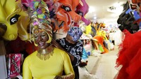 Para peserta Karnaval Notting Hill tengah bersiap untuk ambil bagian dalam gelaran acara Karnaval Notting Hill yang tahun ini akan diselenggarakan secara daring imbas dari pandemi virus Corona yang tengah melanda dunia, tak kecuali Inggris.