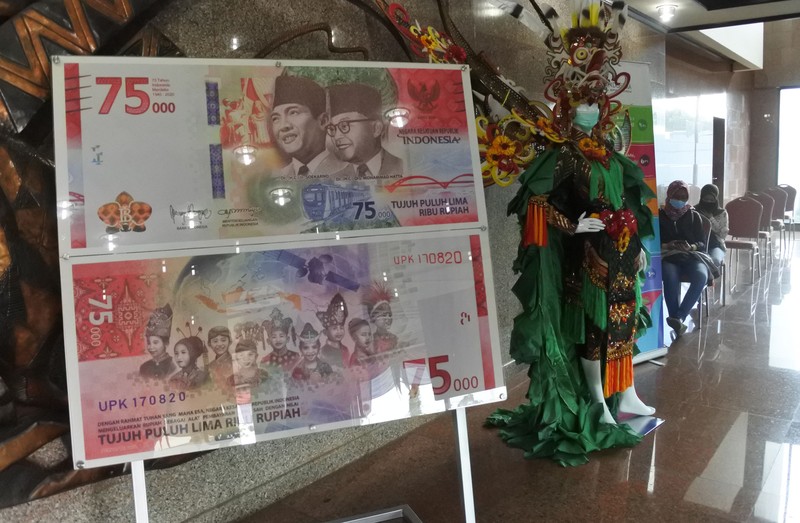 Model desain uang peringatan kemerdekaan 75 Tahun Republik Indonesia, Kalila Aylakiva memperlihatkan selembar uang Rp75 ribu saat jumpa pers di Bank Indonesia Kantor Perwakilan Kalbar di Pontianak, Kalimantan Barat, Selasa (25/8/2020). Kalila Aylakiva (10 tahun) yang merupakan siswa SD asal Pontianak tersebut terpilih untuk menjadi salah satu model dengan mengenakan baju adat Dayak Kantu asal Kalbar yang masuk dalam desain uang pecahan kemerdekaan Rp75 ribu yang diterbitkan Bank Indonesia. ANTARA FOTO/Jessica Helena Wuysang/foc.