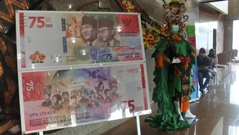 Kemudian teknologi khusus juga digunakan pada gambar anggrek bulan serta pada tanda air pada uang khusus edisi kemerdekaan ini. ANTARA FOTO/Seno  