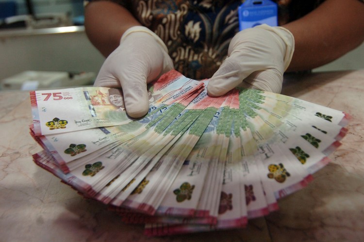 Model desain uang peringatan kemerdekaan 75 Tahun Republik Indonesia, Kalila Aylakiva memperlihatkan selembar uang Rp75 ribu saat jumpa pers di Bank Indonesia Kantor Perwakilan Kalbar di Pontianak, Kalimantan Barat, Selasa (25/8/2020). Kalila Aylakiva (10 tahun) yang merupakan siswa SD asal Pontianak tersebut terpilih untuk menjadi salah satu model dengan mengenakan baju adat Dayak Kantu asal Kalbar yang masuk dalam desain uang pecahan kemerdekaan Rp75 ribu yang diterbitkan Bank Indonesia. ANTARA FOTO/Jessica Helena Wuysang/foc.