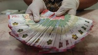 Kini 1 orang bisa menukarkan uang khusus ini lewat 1 KTP untuk hingga 100 lembar uang Rp 75.000. Uang ini bisa dipakai untuk berbagai kebutuhan termasuk belanja, THR, koleksi hingga mahar. Foto: ANTARA FOTO/JESSICA HELENA WUYSANGANTARA FOTO/Seno