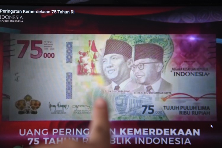 Model desain uang peringatan kemerdekaan 75 Tahun Republik Indonesia, Kalila Aylakiva memperlihatkan selembar uang Rp75 ribu saat jumpa pers di Bank Indonesia Kantor Perwakilan Kalbar di Pontianak, Kalimantan Barat, Selasa (25/8/2020). Kalila Aylakiva (10 tahun) yang merupakan siswa SD asal Pontianak tersebut terpilih untuk menjadi salah satu model dengan mengenakan baju adat Dayak Kantu asal Kalbar yang masuk dalam desain uang pecahan kemerdekaan Rp75 ribu yang diterbitkan Bank Indonesia. ANTARA FOTO/Jessica Helena Wuysang/foc.