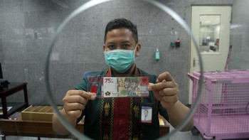 Kemudian dia mengatakan keunikan uang ini juga bisa terlihat apabila disinari ultraviolet. Dia menyebutkan keindahan desain uang ini akan lebih terlihat. ANTARA FOTO/Muhammad Arif Pribadi  