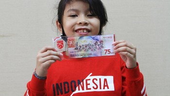 Kepala Departemen Pengelolaan Uang Marlison Hakim memaparkan beberapa teknologi yang digunakan pada pembuatan uang peringatan kemerdekaan (UPK) Rp 75.000. ANTARA FOTO/Jessica Helena Wuysang  