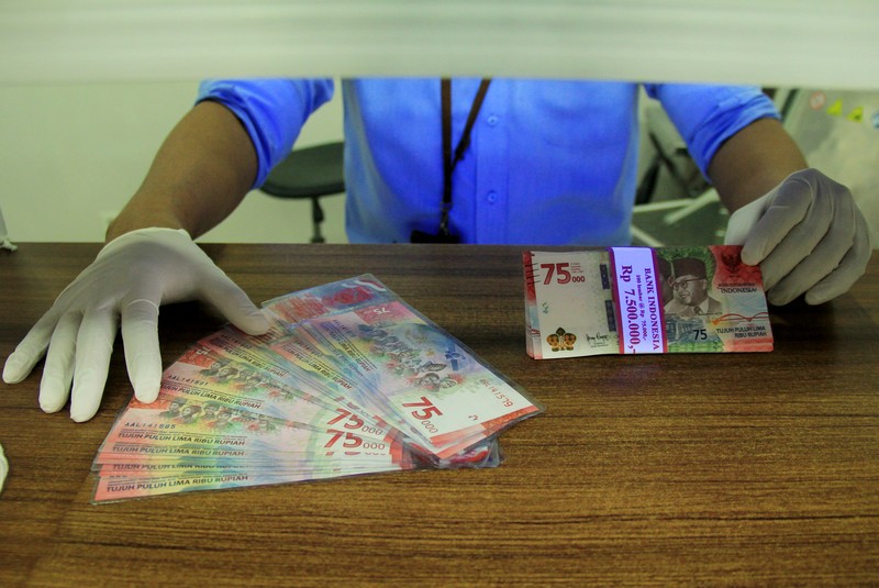 Model desain uang peringatan kemerdekaan 75 Tahun Republik Indonesia, Kalila Aylakiva memperlihatkan selembar uang Rp75 ribu saat jumpa pers di Bank Indonesia Kantor Perwakilan Kalbar di Pontianak, Kalimantan Barat, Selasa (25/8/2020). Kalila Aylakiva (10 tahun) yang merupakan siswa SD asal Pontianak tersebut terpilih untuk menjadi salah satu model dengan mengenakan baju adat Dayak Kantu asal Kalbar yang masuk dalam desain uang pecahan kemerdekaan Rp75 ribu yang diterbitkan Bank Indonesia. ANTARA FOTO/Jessica Helena Wuysang/foc.