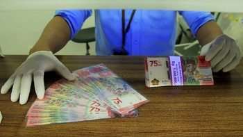 Teknologi yang pertama digunakan pada bagian benang pengaman Rp 75.000 yang baru. Marlison menjelaskan pihaknya menggunakan teknologi microlens. Dia mengklaim metode yang digunakan sampai sekarang belum pernah mengalami pemalsuan. ANTARA FOTO/ Akbar Tado  