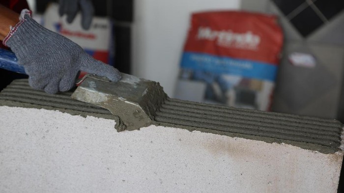 Semen instan atau yang dikenal dengan semen mortar, semakin dibutuhkan masyarakat Indonesia. Semen instan saat ini sudah menjadi bahan bangunan primer di banyak aplikasi bangunan dan infrastruktur yang memiliki keunggulan lebih praktis, berkualitas, dan efisien dan mudah di aplikasikan.