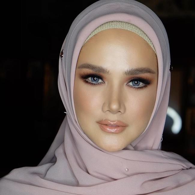 Mulan Jameela mengunggah foto terbaru di Instagram. Dalam foto tersebut, Mulan pamer hasil riasan dari makeup artist ternama.  Foto: dok. Instagram