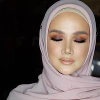 Bagian matanya pun dibuat lebih bold dengan eyeshadow coklat dan bulu mata palsu di bagian atas dan bawah. Banyak juga yang memuji penampilan Mulan terlihat seperti Siti Nurhaliza sampai Selena Gomez.  Foto: dok. Instagram