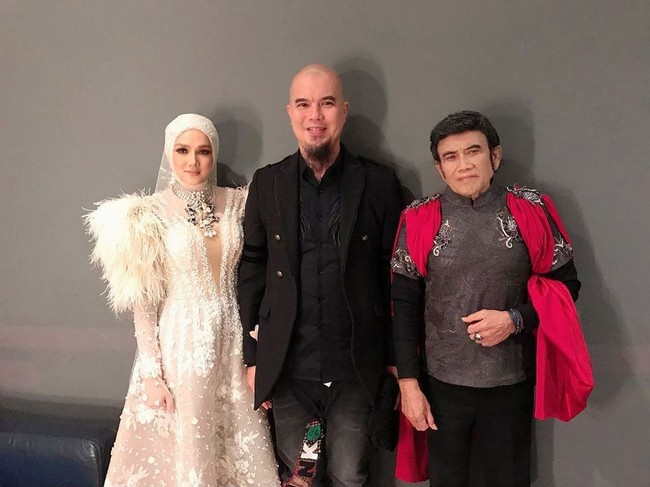 Penampilan cetar Mulan tersebut dalam rangka menghadiri acara ulang tahun salah satu stasiun TV. Inilah penampilan Mulan setelah berganti baju dengan busana yang lebih glamour dan sempat berfoto dengan raja dangdung Rhoma Irama.  Foto: dok. Instagram