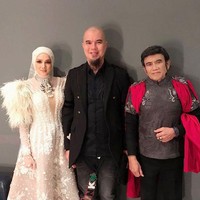 Penampilan cetar Mulan tersebut dalam rangka menghadiri acara ulang tahun salah satu stasiun TV. Inilah penampilan Mulan setelah berganti baju dengan busana yang lebih glamour dan sempat berfoto dengan raja dangdung Rhoma Irama.  Foto: dok. Instagram