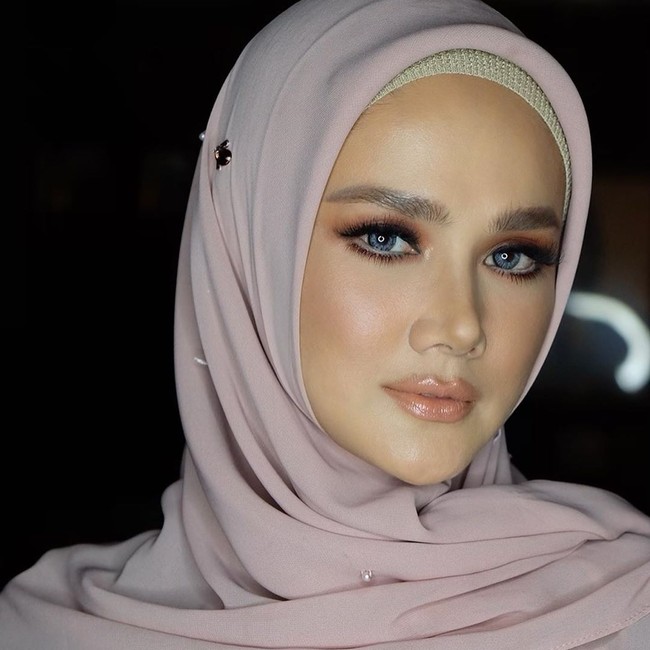 Makeup artist Mia atau yang lebih akrab dengan nama Bumiauw itu memulas wajah Mulan terlihat lebih eksotis. Pulasan bronzer yang lebih banyak untuk menegaskan tulang pipinya.  Foto: dok. Instagram