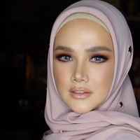 Penampilannya ini jadi kontroversi. Ada yang memujinya yang semakin cantik, namun ada juga netizen yang nyinyir. Penampilan Mulan Jameela ini malah disebut punya aura mistis. Aura mistisnya masih kental, begitu tulis netizen di Instagram sang makeup artist @bumiauw. Foto: dok. Instagram