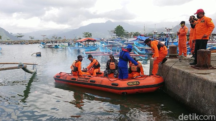 Seorang nelayan di Trenggalek hilang saat melaut di perairan selatan Jawa, akibat terjatuh dari kapal setelah tersabet tali jaring. Kini tim SAR gabungan melakukan pencarian.