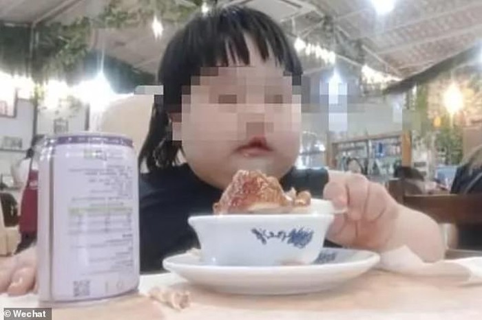 Orang Tua Paksa Anaknya Makan Banyak Demi Konten Video Online