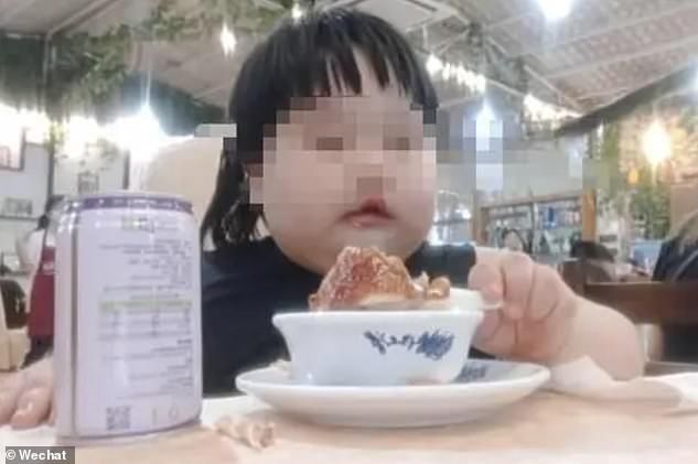 Orang Tua Paksa Anaknya Makan Banyak Demi Konten Video Online