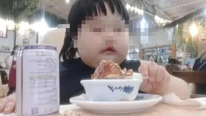 Orang Tua Paksa Anaknya Makan Banyak Demi Konten Video Online