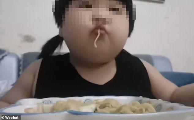 Orang Tua Paksa Anaknya Makan Banyak Demi Konten Video Online