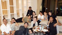 Nah, kalau yang satu ini adalah momen ketika Ovi Dian dan teman-temannya tengah bersantai sambil menikmati makanan. Setelah makanan habis, tak lupa untuk berfoto bersama. Foto: Instagram