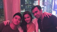 Ovi Dian dan Boy William memang memiliki hubungan pertemanan yang baik. Dalam beberapa kesempatan, ia selalu nongkrong bersama sambil kulineran. Foto: Instagram