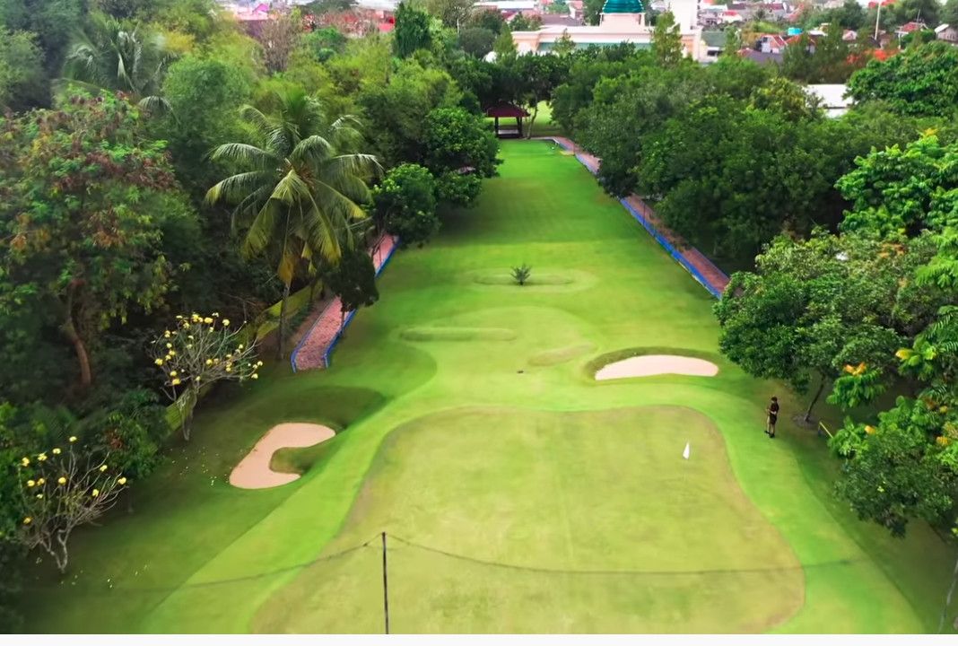 Mewahnya Rumah  Ovi  Dian  Ada Lapangan Golf dan Masjid di 