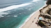 Pantai Melasti tergolong destinasi yang cantik. Tak heran bila ingin foto pra wedding harus menebus hingga Rp 500 ribu, belum termasuk fasilitas tambahan (Foto: Grandyos Zafna/detikcom)