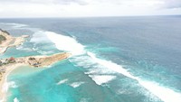 Hingga saat ini yang berkunjung ke pantai Melasti kebanyakan berasal dari warga lokal Bali. Jumlahnya sekitar 600-700 orang. Kalau sebelum pandemi bisa lebih dari 2.000 orang per hari  (Foto: Yulius Dimas Wisnu/detikcom)