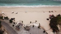 Area berjemur. Hingga saat ini yang berkunjung ke pantai Melasti masih dari warga lokal. Jumlahnya sekitar 600-700 orang. Kalau sebelum pandemi bisa lebih dari 2.000 orang (Foto: Grandyos Zafna/detikcom)