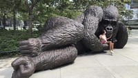 Patung gorila perunggu bertajuk King Nyani  ini berada di taman Bella Abzug, New York, AS.