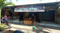 Akibatnya, dia mengaku mengalami kerugian mencapai Rp 15 juta. Karena menurutnya bulan-bulan ini merupakan puncaknya peziarah datang ke Kudus.