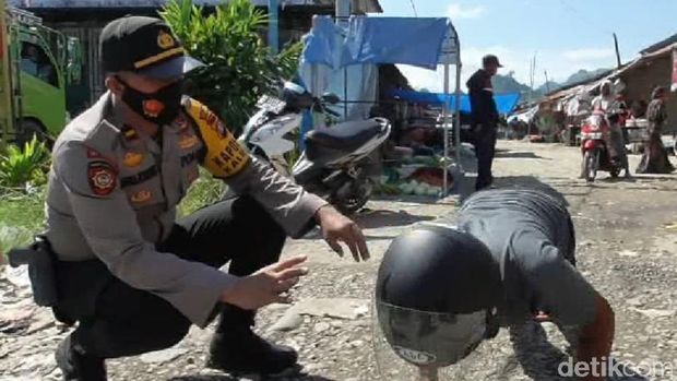 Pelanggar protokol kesehatan di Mamuju disanksi push up dan menghafal Pancasila (Abdy-detikcom).