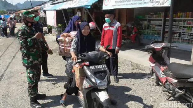 Pelanggar protokol kesehatan di Mamuju disanksi push up dan menghafal Pancasila (Abdy-detikcom).