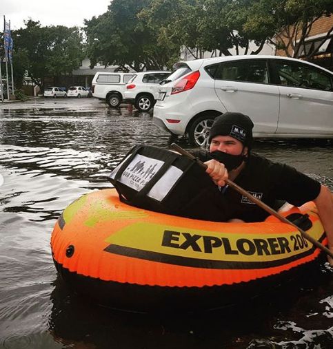 Pelayan antar pizza pakai perahu karet saat banjir