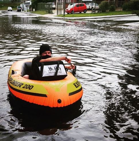 Pelayan antar pizza pakai perahu karet saat banjir