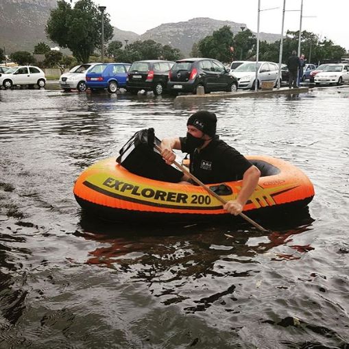 Pelayan antar pizza pakai perahu karet saat banjir