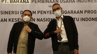 Direktur Utama PT Bahana Pembinaan Usaha Indonesia (Persero) Robertus Billitea dan  Direktur Keuangan dan Investasi Badan Penyelenggara Jaminan Sosial Kesehatan (BPJS Kesehatan) Kemal Imam Santoso berjabat tangan usai melakukan Penandatanganan  Nota Kesepahaman Sinergi Dalam  Penyelenggaraan Program Jaminan Kesehatan Nasional – Kartu Indonesia Sehat di Jakarta, Rabu (26/8/2020).