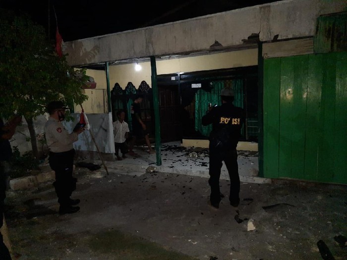Polisi terus menyelidiki kasus perusakan rumah seorang warga Lamongan. Rumah Yosi menjadi sasaran pelaku yang diperkirakan lebih dari dua orang.