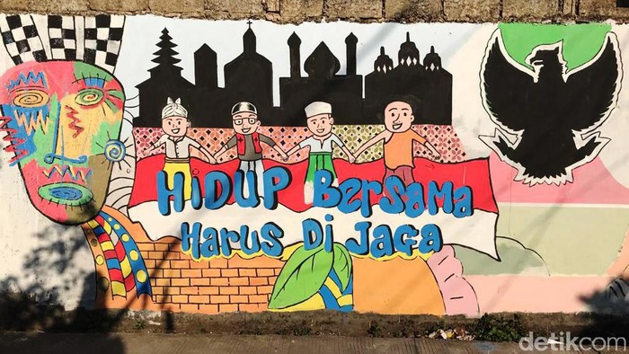 Pesan Kebangsaan dalam Sebuah Mural di Sudut Kota Bekasi Warga Kota Bekasi, Jawa Barat, menyerukan pesan kebangsaan dalam sebuah mural. Selain itu, tembok di Jalan Dukuh I, Jatiasih sepanjang kurang lebih 100 meter juga dimural dengan warna-warni apik.