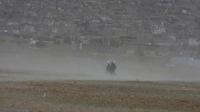 Afghan men walk during sand storm on the outskirts of Kabul, Afghanistan, Tuesday, Aug. 25, 2020. (AP Photo/Rahmat Gul)