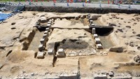 Para arkeolog yang ikut serta dalam proses penggalian tersebut meyakini bahwa kuburan massal kuno yang berada di kawasan Osaka, Jepang, itu menjadi tempat dimakamkannya orang-orang yang tewas akibat epidemi yang terjadi di kawasan tersebut pada akhir 1800an. Osaka City Cultural Properties Association via AP.
