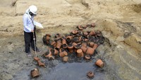 Pihak Osaka City Cultural Properties Association meneliti lebih lanjut terkait area pemakaman massal kuno tersebut. Mereka meyakini bahwa kuburan massal kuno itu menjadi tempat disemayamkannya sejumlah orang-orang berusia muda yang tewas pada akhir 1800an. Osaka City Cultural Properties Association via AP.